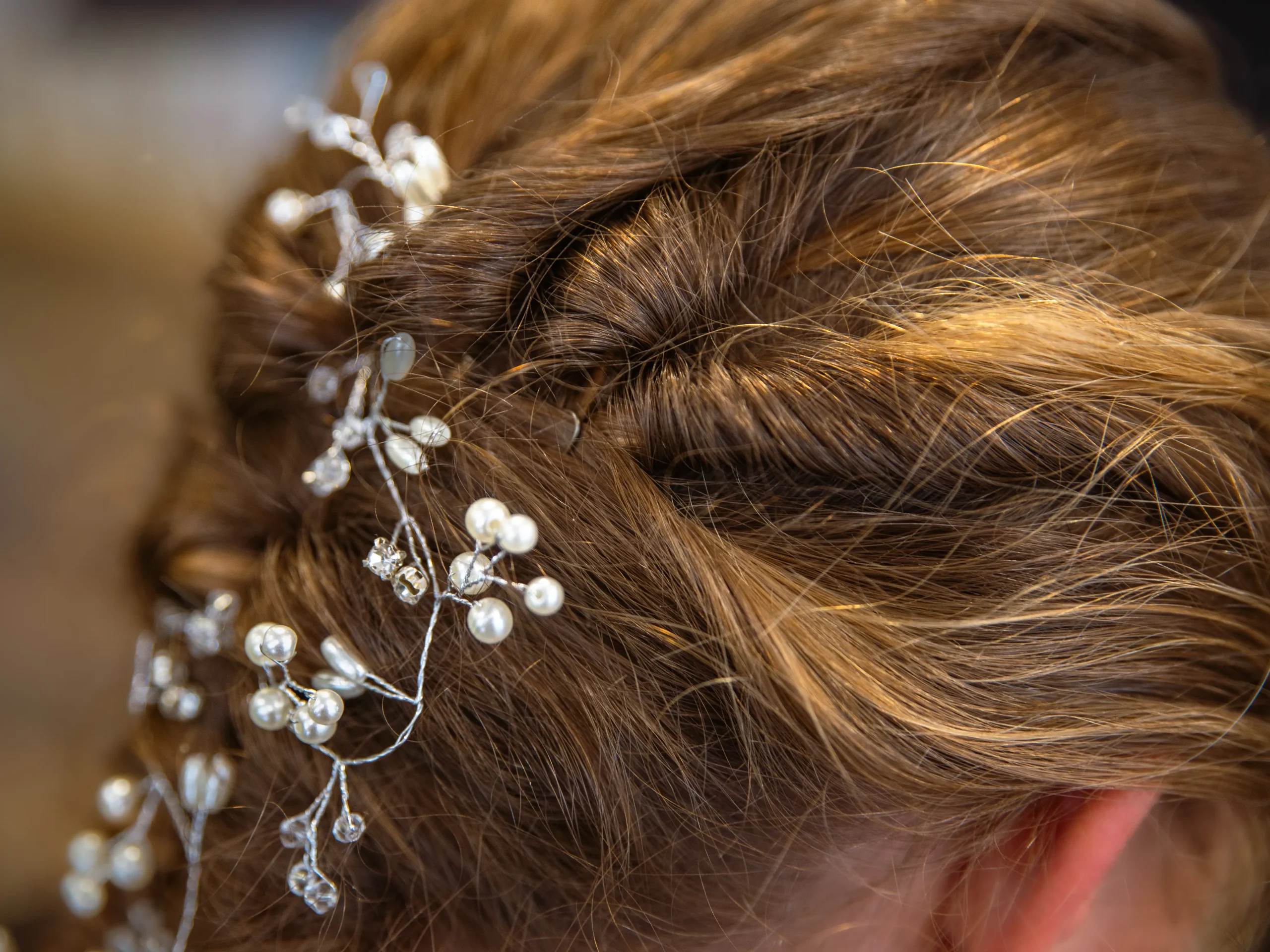 coiffure-evenement-perle-dans-les-cheveux