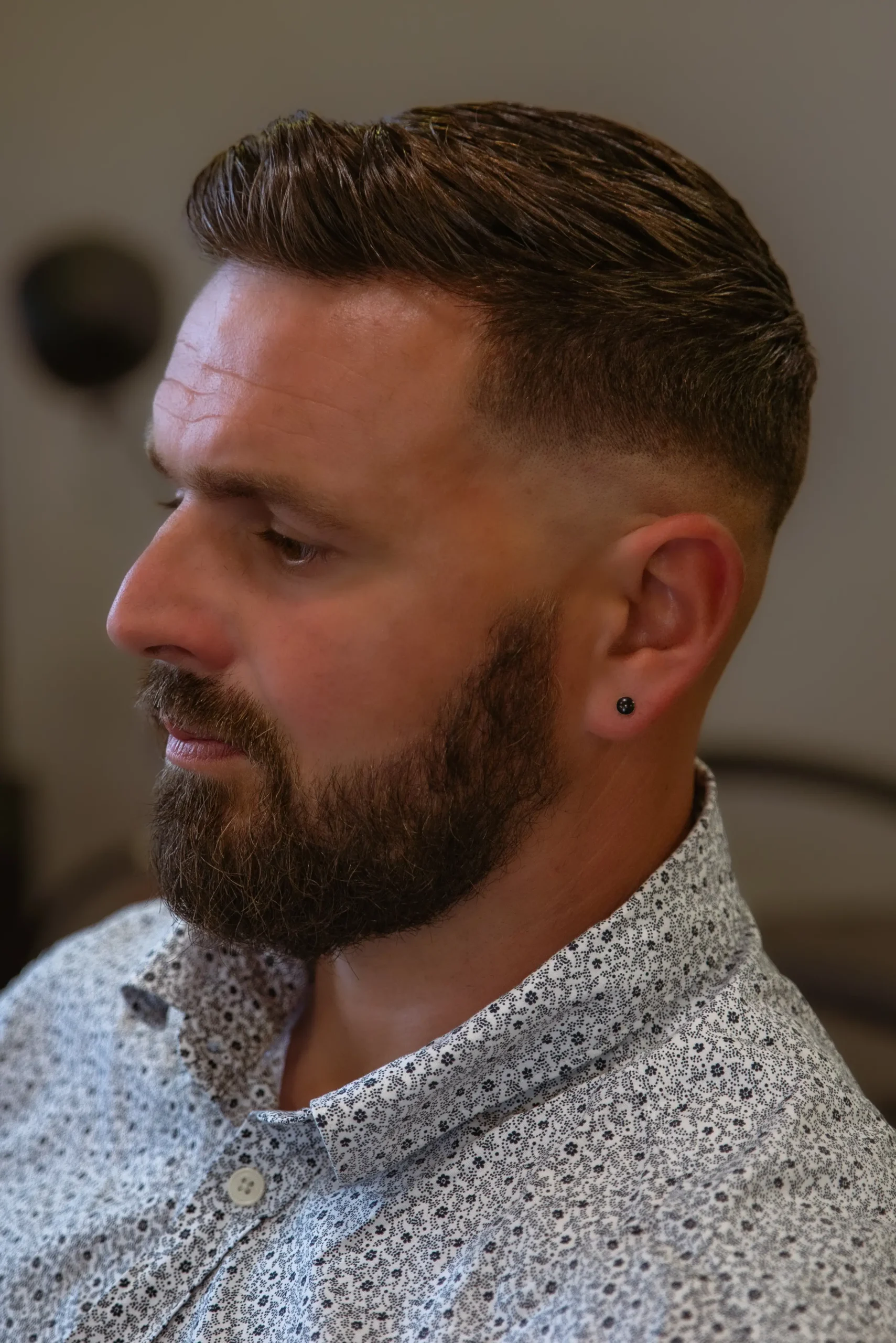 portrait-homme-cheveux-court-degrade