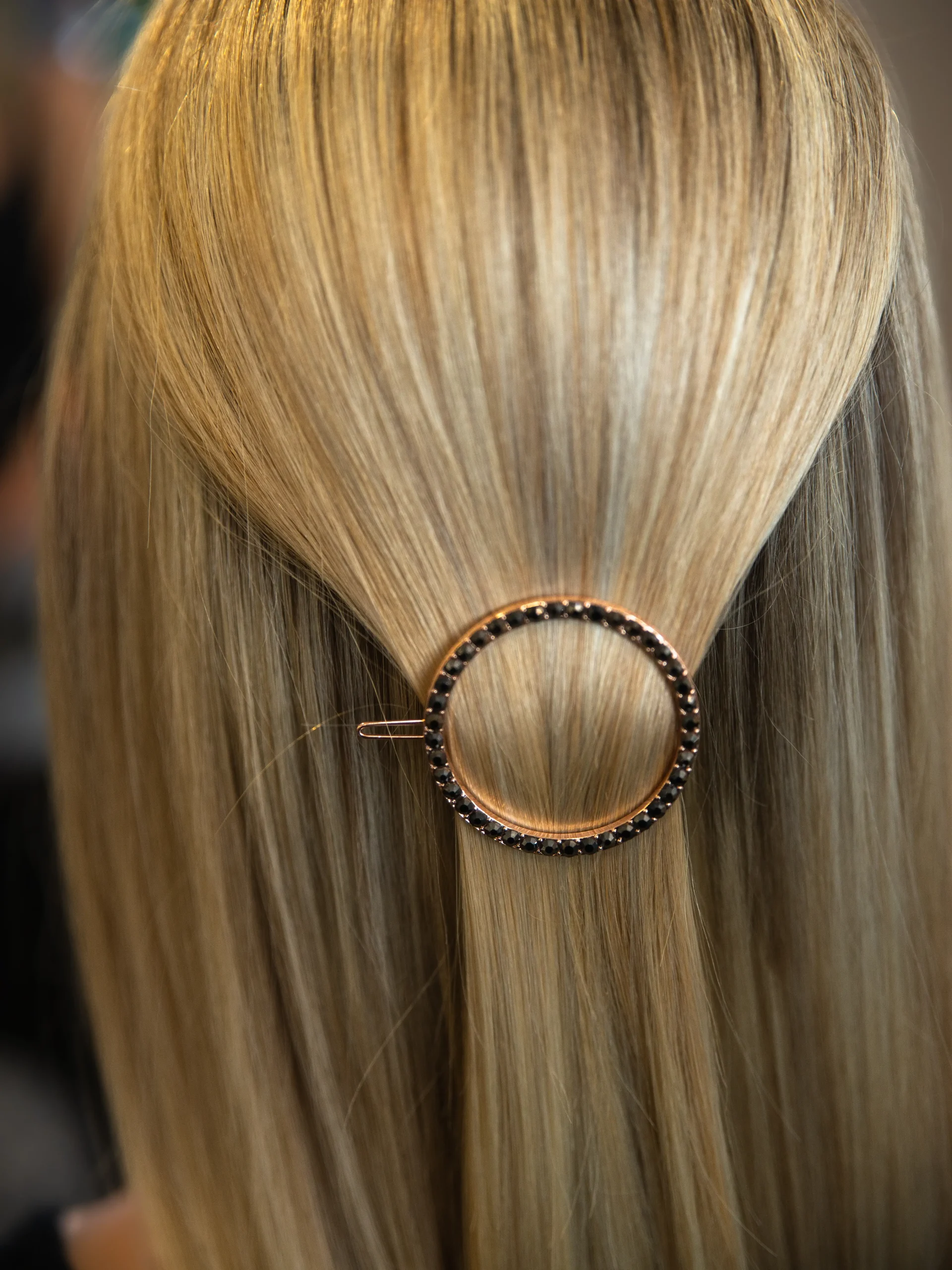 pince-tenant-cheveux-blond