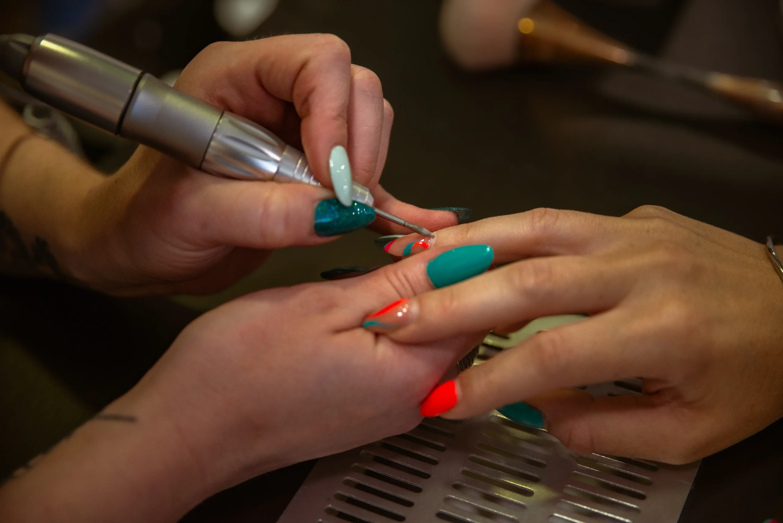 une-femme-se-fait-manucurer